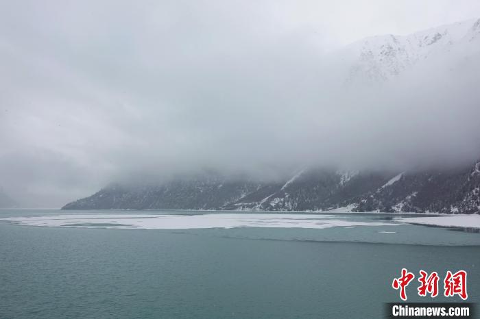 然烏湖春雪飄落。　冉文娟 攝