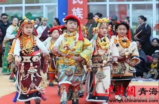 圖為雜多縣中心幼兒園開展了以“傳承非遺文化從我開始”為主題的親子活動(dòng)暨首屆民間文化游戲節(jié)。