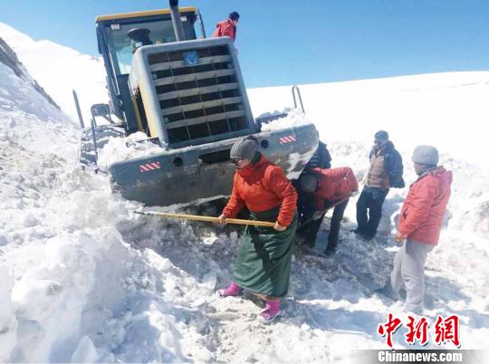 圖為普布卓瑪(左一)與養(yǎng)護(hù)工人一起抗擊雪災(zāi)，搶險(xiǎn)保通。　阿里地區(qū)公路養(yǎng)護(hù)段供圖 攝