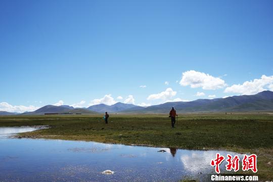 游客體驗(yàn)在藏徒步：一面是雪域美景，一面是城市巨變