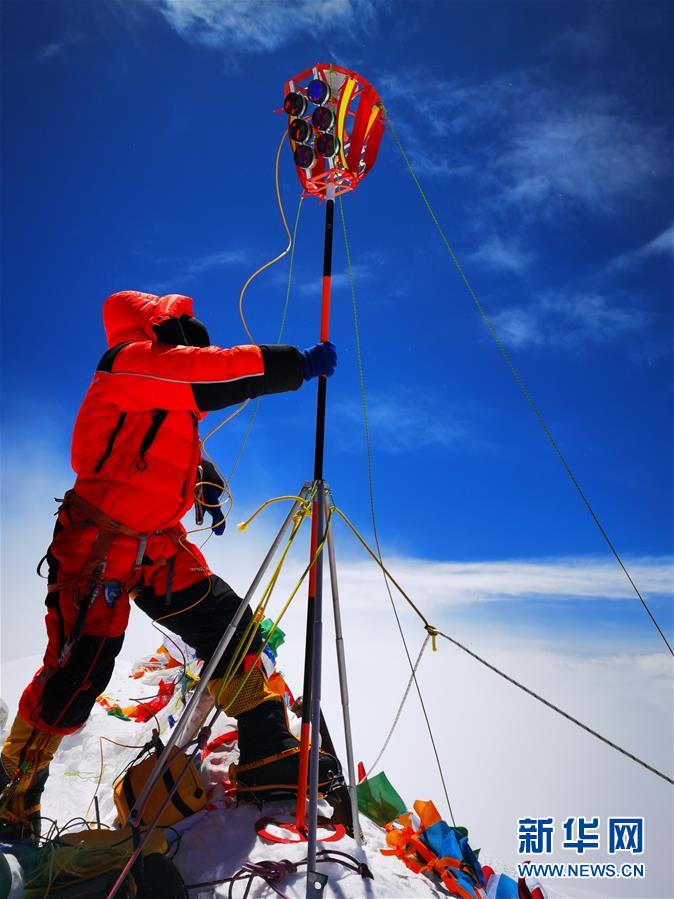 （2020珠峰高程測(cè)量）（7）獨(dú)家照片：珠峰高程測(cè)量登山隊(duì)隊(duì)員在峰頂開(kāi)展測(cè)量工作