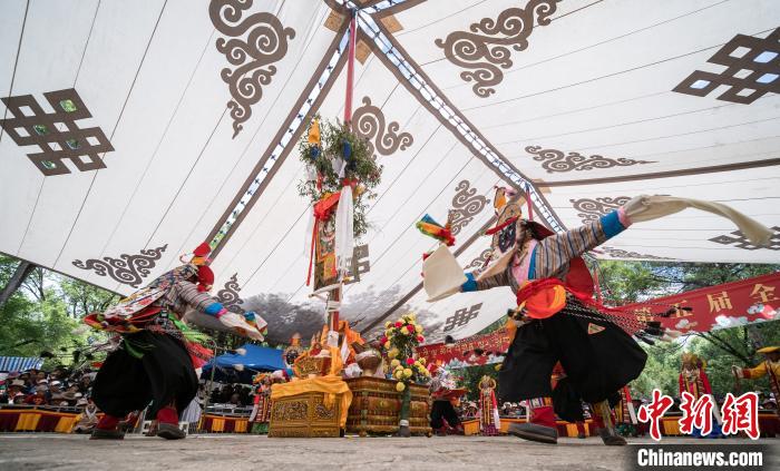 圖為2018年8月12日，西藏拉薩雪頓節(jié)期間，羅布林卡公園內(nèi)舉行的藏戲比賽吸引了眾多藏族民眾和國(guó)內(nèi)外游客前來觀看(資料圖)?！『闻罾?攝