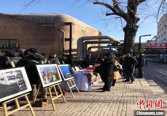 圖為往屆攝影大賽在內(nèi)地城市巡回展(資料圖)?；顒臃?供圖