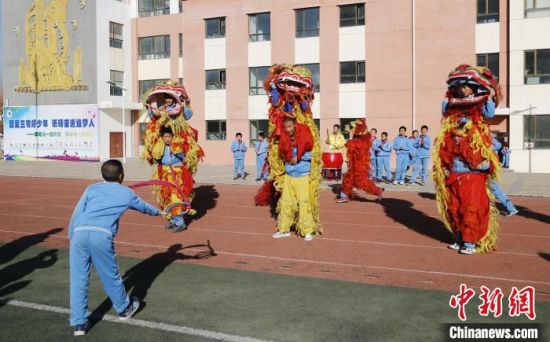 圖為西寧市陽光小學學生參加舞獅社團。　馬銘言 攝