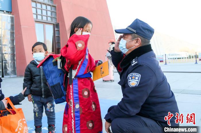 圖為小乘客向拉薩鐵路公安民警敬禮?！『铲i 攝