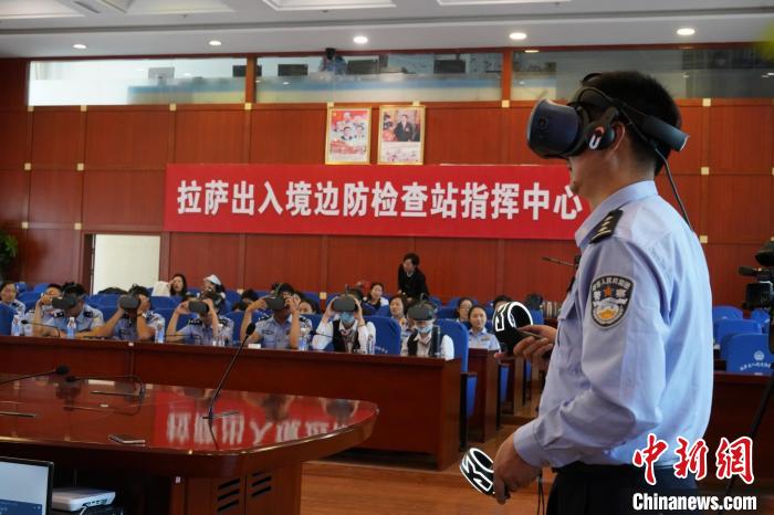 圖為移民管理警察、機場工作人員等體驗VR學(xué)黨史?！≯ㄔ?攝