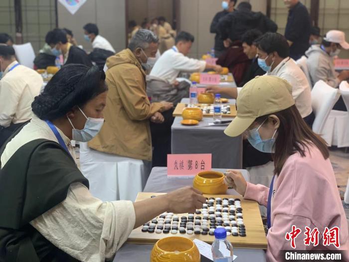 圖為參賽選手正在進(jìn)行藏棋對弈?！≈x牧 攝