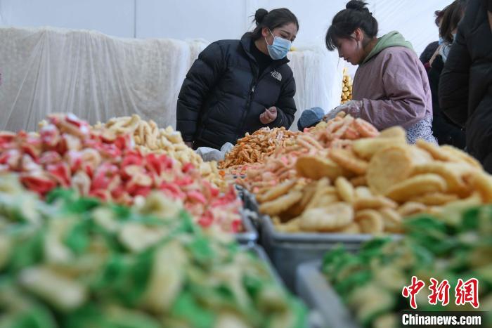 圖為拉薩市民選購(gòu)年貨“卡塞”。　貢嘎來(lái)松 攝