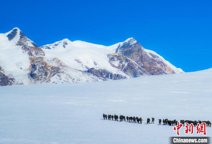 官兵攀爬、翻越、穿行在雪山?！∥鞑厣侥宪姺謪^(qū)某團(tuán)供圖