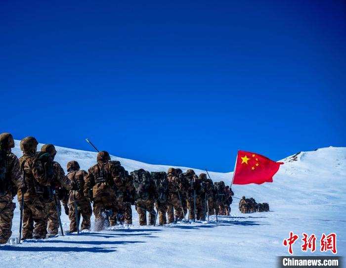 官兵攀爬、翻越、穿行在雪山。　西藏山南軍分區(qū)某團(tuán)供圖