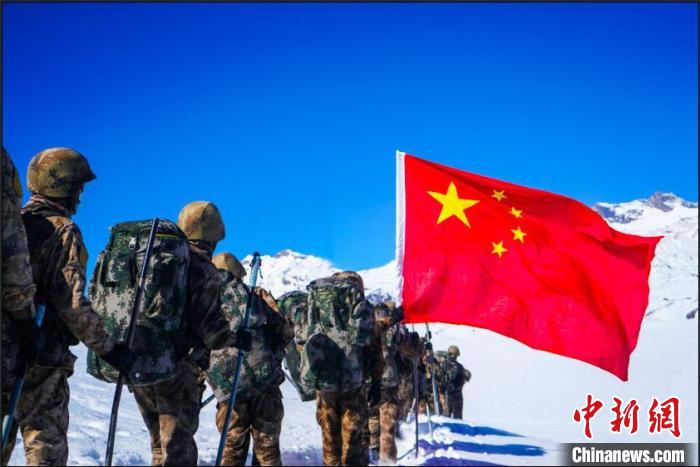 官兵攀爬、翻越、穿行在雪山?！∥鞑厣侥宪姺謪^(qū)某團(tuán)供圖