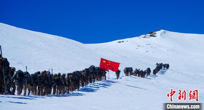 官兵攀爬、翻越、穿行在雪山?！∥鞑厣侥宪姺謪^(qū)某團(tuán)供圖