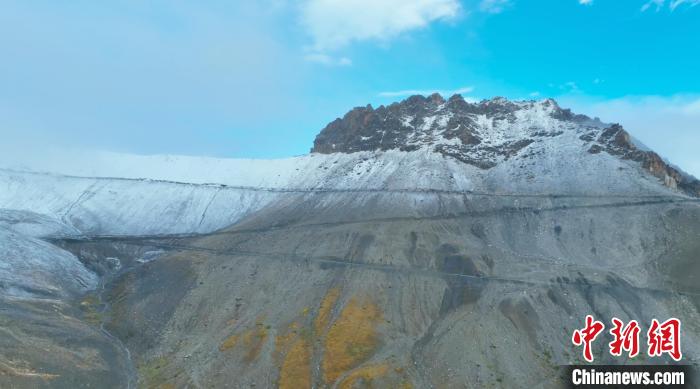 圖為邊壩縣降雪時(shí)夏貢拉山段路況?！∵厜慰h融媒體中心供圖