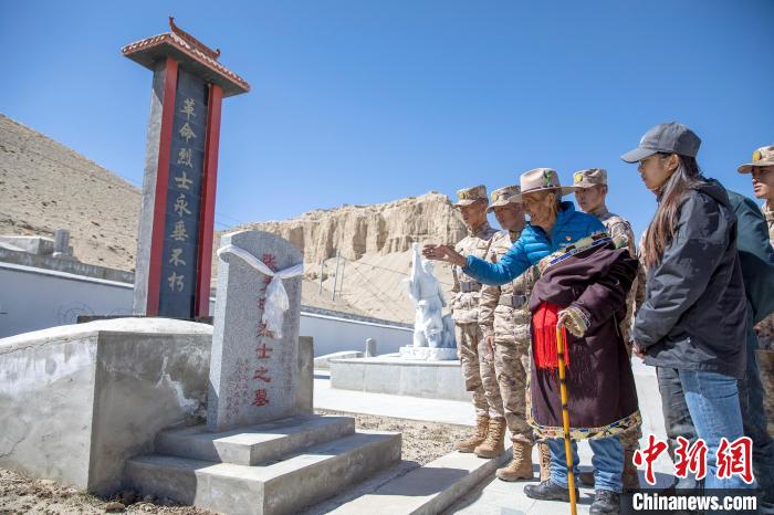 圖為在西藏阿里地區(qū)札達(dá)縣烈士陵園，82歲的次仁南杰老人為軍民代表講述新舊西藏的變化?！詵| 攝