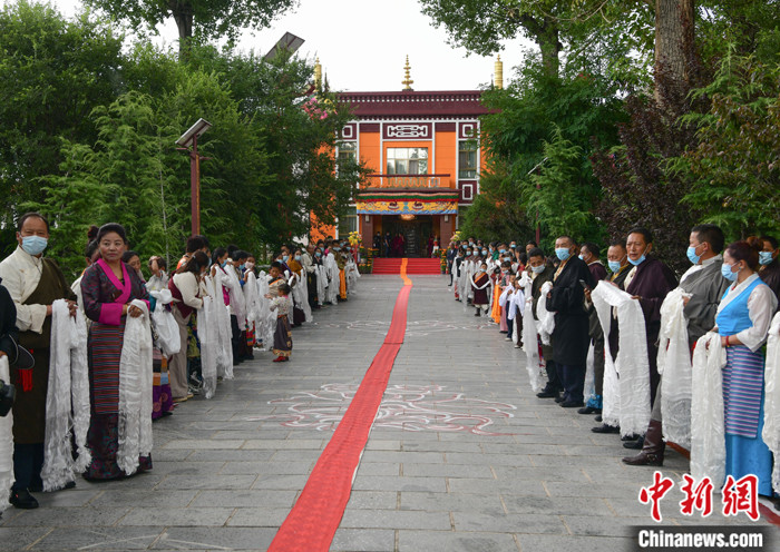 7月30日，在位于拉薩的雪林多吉頗章內(nèi)，各族各界信眾列隊歡迎班禪回藏。　<a target='_blank' ><p  align=