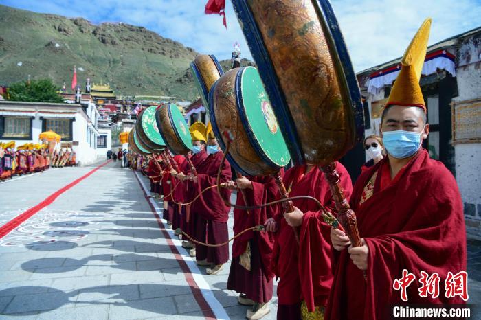 8月8日，班禪回到駐錫地扎什倫布寺，僧人們以最高規(guī)格的藏傳佛教傳統(tǒng)儀式迎接班禪到來?！?貢嘎來松 攝