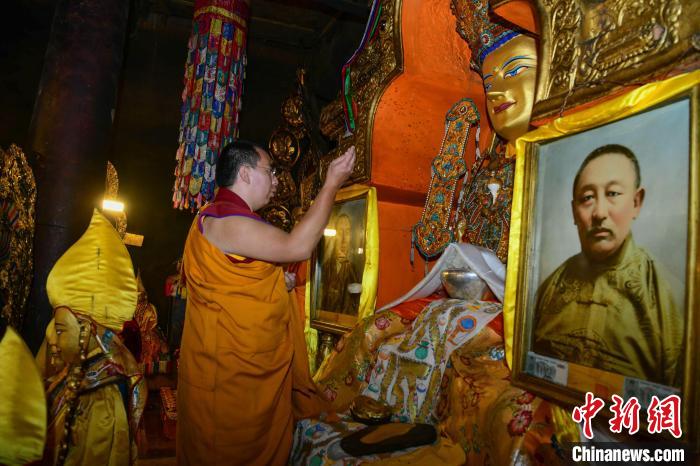 8月8日，班禪在扎什倫布寺措欽大殿朝拜佛祖釋迦牟尼佛像?！?貢嘎來松 攝