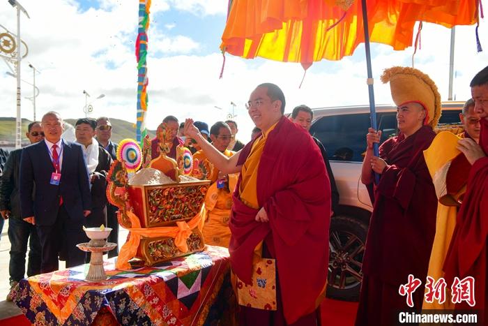 8月26日，班禪來(lái)到安多縣白日寺禮佛、講經(jīng)，該寺以最高禮儀迎請(qǐng)班禪。<a target='_blank' ><p  align=