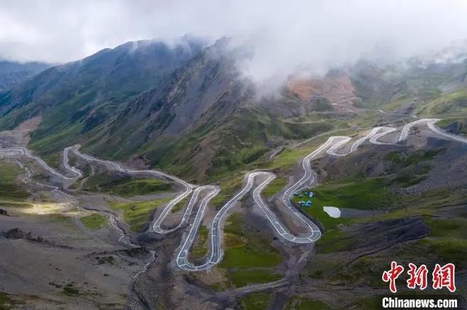 資料圖：航拍通往西藏隆子縣玉麥鄉(xiāng)的盤山公路。　江飛波 攝