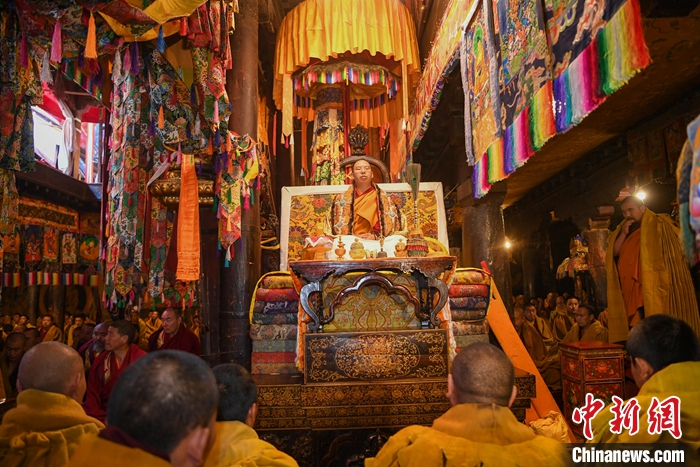 10月27日，扎什倫布寺舉行吉祥祈愿法會(huì)，慶祝班禪額爾德尼·確吉杰布獲得“嘎欽”學(xué)位。圖為班禪在法會(huì)上帶領(lǐng)僧人誦經(jīng)。<a target='_blank' ><p  align=