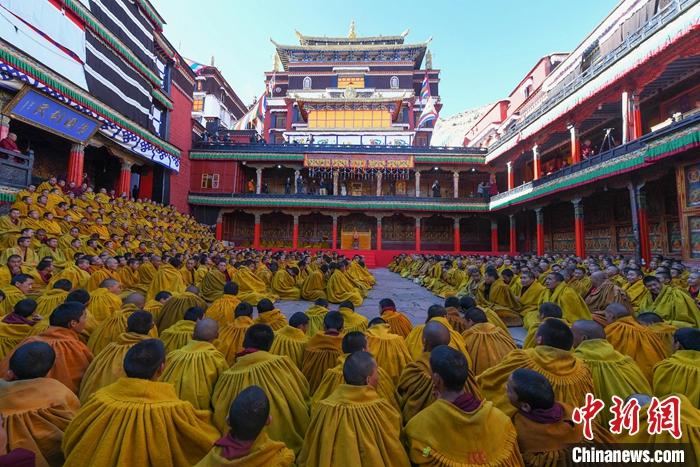 10月26日，班禪在扎什倫布寺多加大院參加“嘎欽”學位立宗答辯，全寺僧人齊聚一堂，共同見證這一殊勝時刻。<a target='_blank' ><p  align=