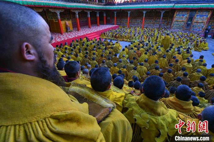 10月26日，班禪在扎什倫布寺參加“嘎欽”學位立宗答辯。圖為扎寺僧人在多加大院集體誦經(jīng)祈福。<a target='_blank' ><p  align=