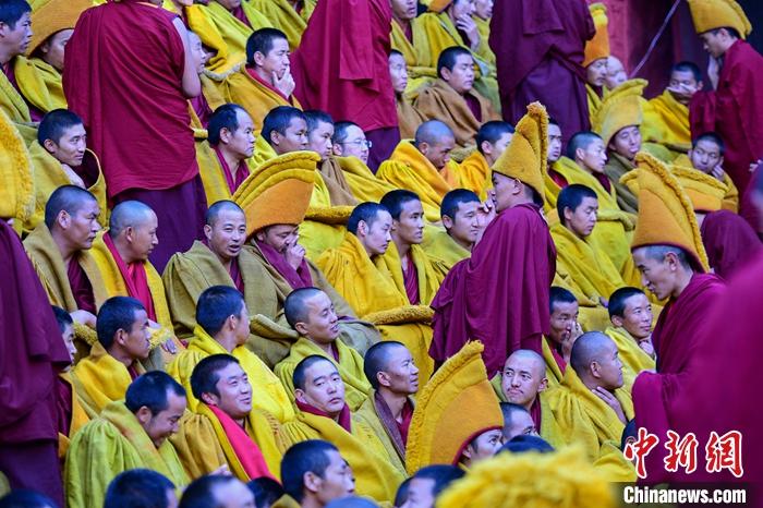 10月26日，班禪在扎什倫布寺參加“嘎欽”學位立宗答辯，圖為扎寺僧人同時在多加大院辯經(jīng)。<a target='_blank' ><p  align=