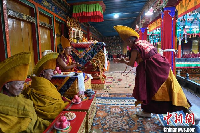 10月26日，班禪在扎什倫布寺參加“嘎欽”學位立宗答辯。圖為班禪作為立論者與經(jīng)師助理辯論。<a target='_blank' ><p  align=