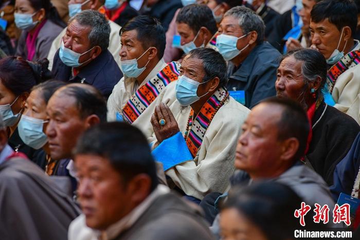 10月26日，信眾在扎什倫布寺現(xiàn)場見證班禪參加“嘎欽”學位立宗答辯。<a target='_blank' ><p  align=