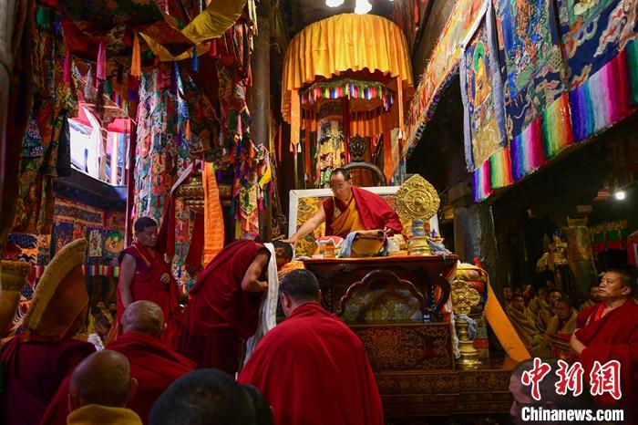 10月27日，扎什倫布寺舉行慶祝班禪額爾德尼·確吉杰布獲得“嘎欽”學位吉祥祈愿法會，班禪在法會上為僧人摸頂賜福。<a target='_blank' ><p  align=