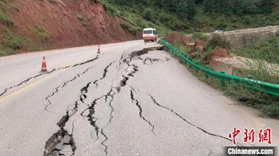 圖為發(fā)生路基下沉滑移險情的路段。果洛公路總段供圖