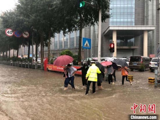 8月28日，青海省東部出現(xiàn)強(qiáng)降水天氣過程，其中西寧地區(qū)出現(xiàn)入汛以來雨量最大、強(qiáng)度最大的強(qiáng)降水過程。西寧交警供圖