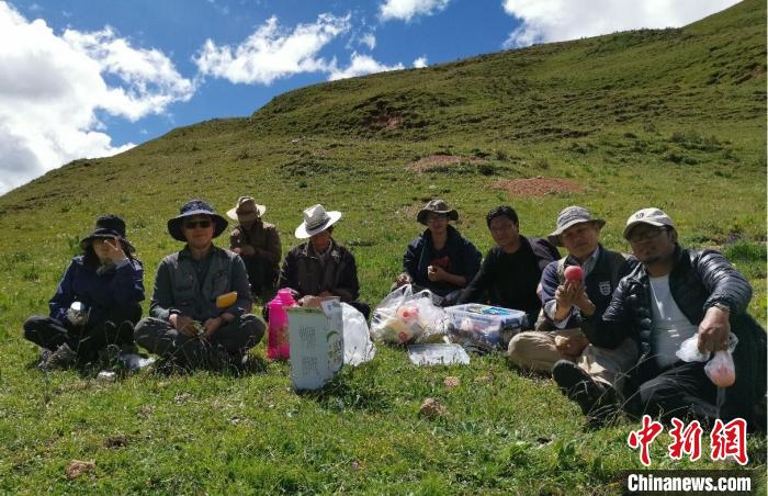 科研團(tuán)隊(duì)在熱魯盆地工作合影?！≈锌圃呵嗖馗咴?供圖