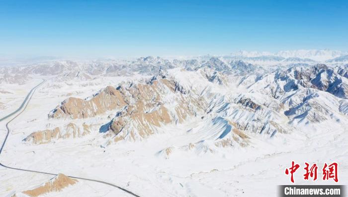 圖為無人機航拍高原雪景。　都蘭縣融媒體中心供圖