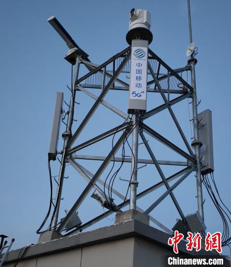 資料圖為建在龍羊峽湖區(qū)內(nèi)的5G基站?！∏嗪Ｒ苿?dòng)海南分公司供圖