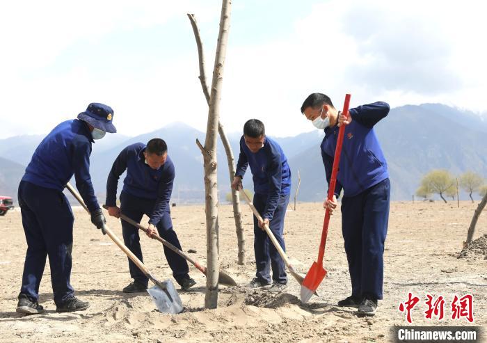 林芝市巴宜區(qū)森林消防中隊志愿服務隊正在平坑。　西繞拉翁 攝