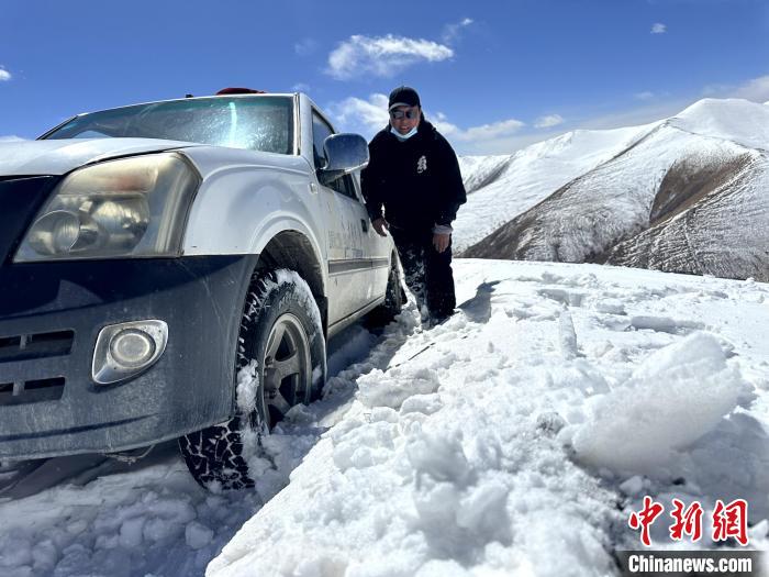 圖為生態(tài)管護(hù)人員準(zhǔn)備在雪地推車?！《“瓦_(dá)杰 攝