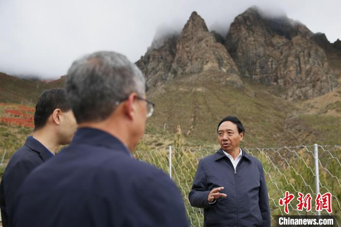 圖為西藏自治區(qū)人大常委會副主任、拉薩南北山綠化指揮部副總指揮江白(右)?！∝暣_ 攝