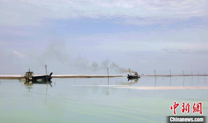 “天空之鏡”青海茶卡鹽湖：迎黃金旅游季，獨(dú)特景色引客來