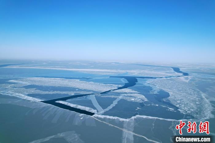 航拍青海湖受大風天氣影響出現(xiàn)的冰面裂縫