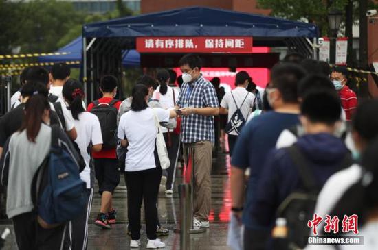 資料圖：2020年7月，上?？忌饺敫呖伎紙?。張亨偉 攝