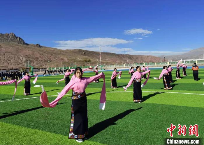 圖為青海師范大學(xué)附屬玉樹實(shí)驗(yàn)學(xué)校學(xué)生在綠茵場跳起囊謙古舞—卓根瑪?！“讋?攝