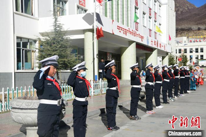 圖為加查縣安繞鎮(zhèn)小學學生爭當“小交警”體驗交警工作?！∝暩聛硭?攝