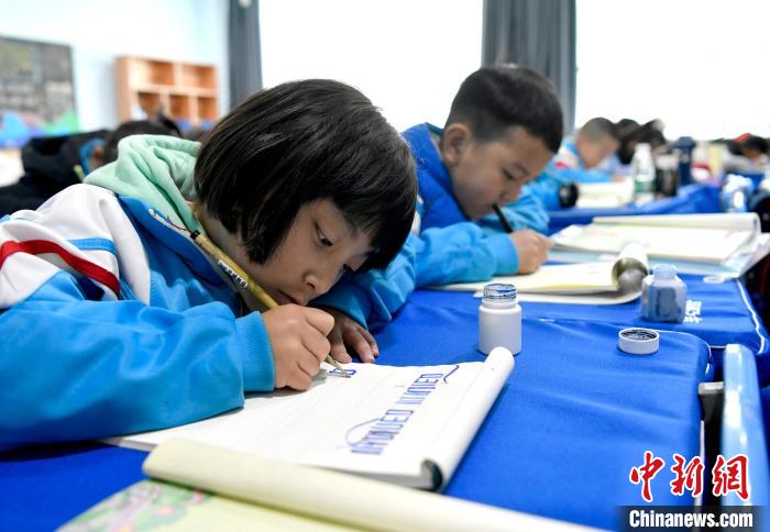 3月14日，西藏拉薩市第一小學一年級六班的學生們在藏語文課上書寫藏文?！±盍?攝