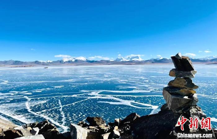 圖為普瑪江塘鄉(xiāng)境內的雪山、冰湖美景?！±丝ㄗ涌h網信辦供圖