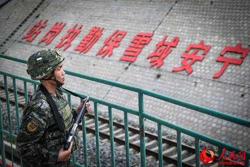 武警西藏總隊拉薩支隊執(zhí)勤八大隊官兵在鐵路旁執(zhí)勤。支翔宇 攝