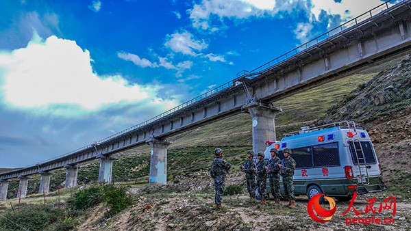 武警西藏總隊拉薩支隊執(zhí)勤八大隊官兵進行護路演練以應對突發(fā)情況。張磊 攝