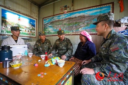 武警西藏總隊拉薩支隊執(zhí)勤八大隊官兵慰問藏族老人。何騰海 攝