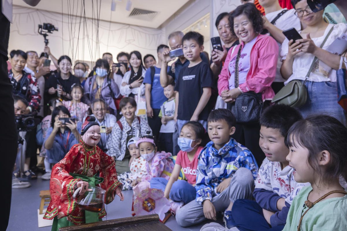 5月1日，廣州市白鵝潭大灣區(qū)藝術(shù)中心非物質(zhì)文化遺產(chǎn)館內(nèi)，精彩的梅縣提線木偶戲表演吸引了眾多游客駐足觀賞。 來源：人民圖片網(wǎng)