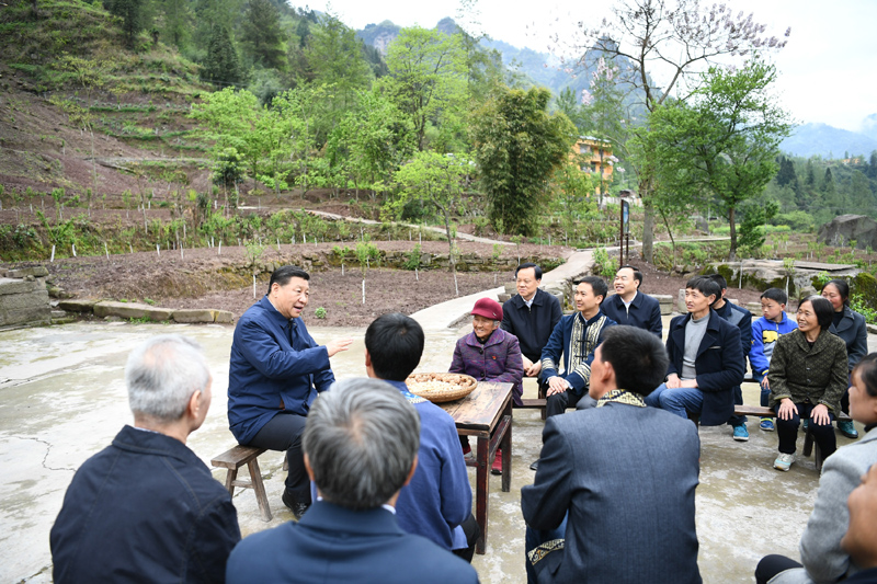 2019年4月15日至17日，中共中央總書記、國家主席、中央軍委主席習(xí)近平在重慶考察，并主持召開解決“兩不愁三保障”突出問題座談會。這是4月15日下午，習(xí)近平在石柱土家族自治縣中益鄉(xiāng)華溪村同村民代表、基層干部、扶貧干部、鄉(xiāng)村醫(yī)生等圍坐在一起，共話脫貧攻堅。新華社記者 謝環(huán)馳 攝